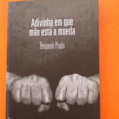 Livro preto com título e duas mãos cerradas em capa.