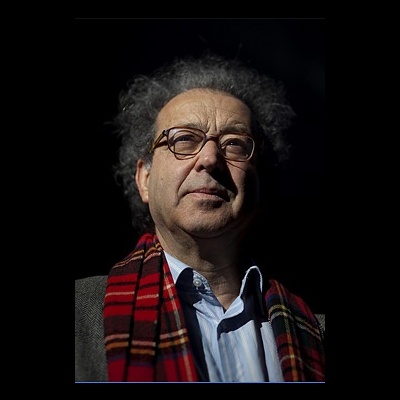 Homem com camisa azul e cachecol xadrez vermelho