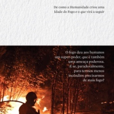 Capa de livro 'Piroceno' com imagem de incêndio florestal e pessoa a apagar fogo