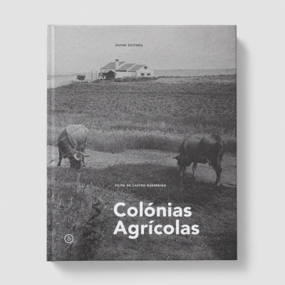 Livro 'Colónias Agrícolas' com capa em preto e branco mostrando animais e casa num campo