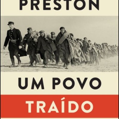 Capa do livro 'Um Povo Traído' com fotografia em preto e branco e texto em vermelho e creme