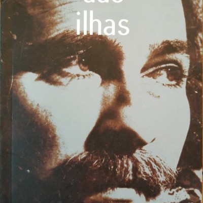 Capa do livro 'a invenção das ilhas' de Virgílio de Lemos com retrato em close-up de um homem