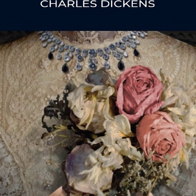 Capa do livro Great Expectations com flores secas e mãos envelhecidas sobre fundo de renda