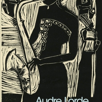 Capa do livro 'The Black Unicorn' com figura tocando saxofone em preto e branco