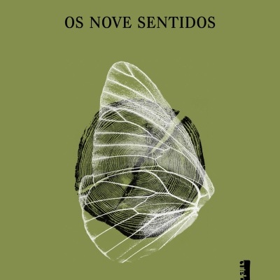 Capa do livro 'Os Nove Sentidos' com impressão digital e asa de inseto sobre fundo verde