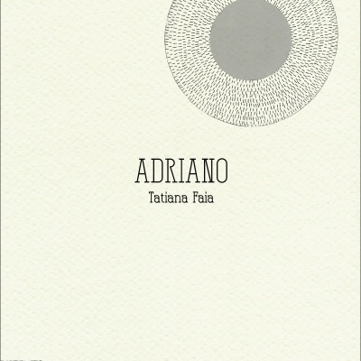 Capa de livro creme com ilustração circular cinza no topo e faixa ondulada preta na base, texto ADRIANO e Tatiana Faia.