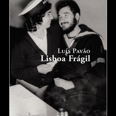 Capa do livro Lisboa Frágil com duas pessoas em fotografia antiga em preto e branco