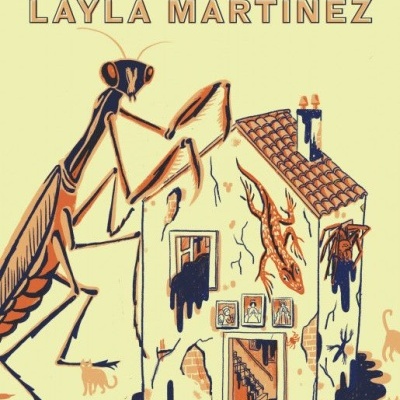Capa de livro com título CARUNCHO, autor Layla Martínez, ilustração de louva-a-deus gigante e casa desgastada