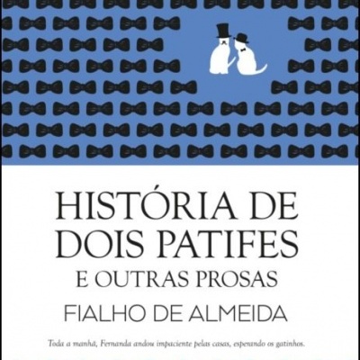 Capa do livro com padrão de gravatas pretas em fundo azul e duas figuras brancas com cartolas