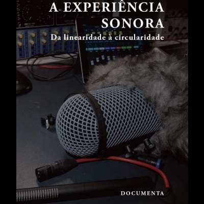 Capa de livro com título sobre experiência sonora, microfone cinzento e mesa de som ao fundo