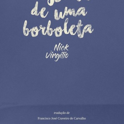 Capa de livro azul com título e autor em letras brancas