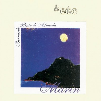 Capa de álbum com paisagem noturna, lua e textos Bernardo Pinto de Almeida, Marin e &etc