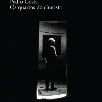 Capa de livro preta com texto branco e imagem a preto e branco