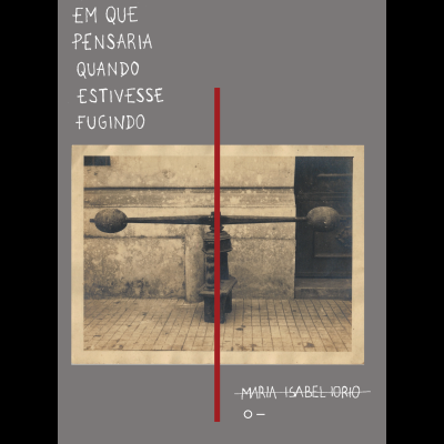 Cartaz com texto em branco e fotografia em sépia de estrutura metálica antiga com elementos redondos e chão de azulejos