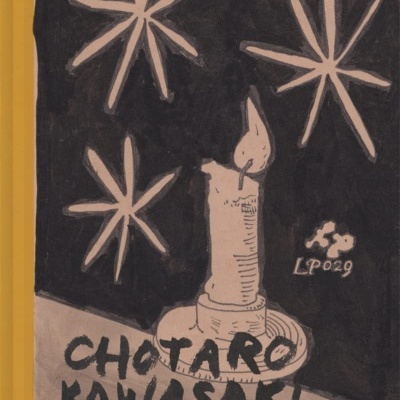 Ilustração com vela acesa, estrelas, texto CHOTARO KAWASAKI e LP 029 em tons castanho e bege