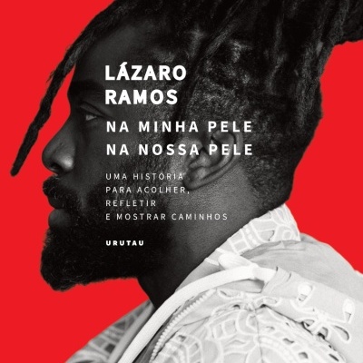 Homem negro de perfil com cabelo dreadlocks, roupa branca rendada e fundo vermelho com texto branco