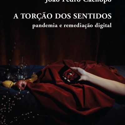 Capa de livro com tecido vermelho e mão e texto branco no fundo escuro