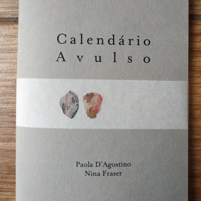 Livro cinzento intitulado Calendário Avulso com duas pequenas imagens no centro.