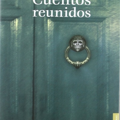 Capa de livro azul com porta e aldrava metálica, título e autor visíveis.