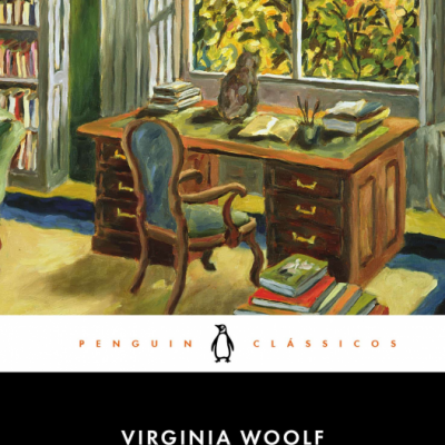 Ilustração de uma mesa de madeira e cadeira azul numa sala com livros, vista pela janela para árvores, capa do livro 'Um Quarto Só Seu' de Virginia Woolf