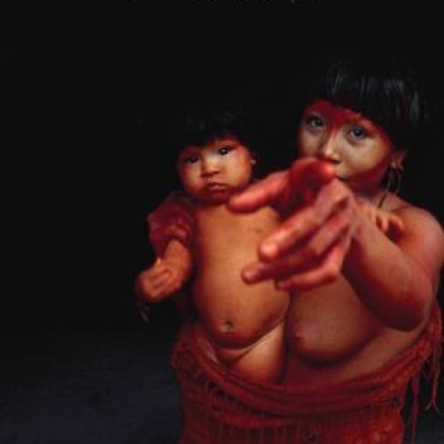 Capa da revista GRANTA com duas pessoas indígenas com pintura facial e tecido vermelho