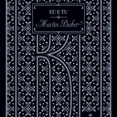 Capa de livro preta com padrões decorativos e texto em branco