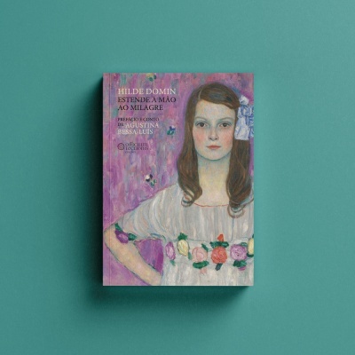 Capa de livro lilás com ilustração de jovem com túnica branca e flores coloridas