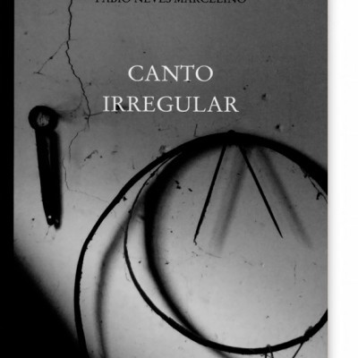 Capa de livro com título CANTO IRREGULAR e background cinzento com sombras circulares