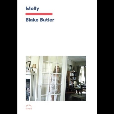 Capa de livro com fotografia de mulher atrás de porta de vidro numa casa