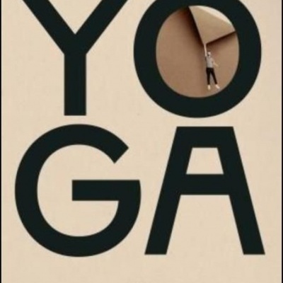 Capa de livro 'YOGA' de Emmanuel Carrère com fundo bege e texto preto