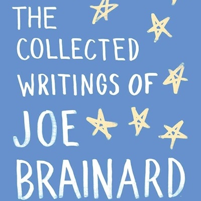 Capa de livro azul com estrelas amarelas e texto branco sobre Joe Brainard