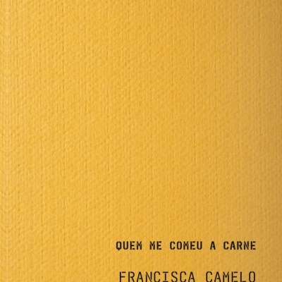 Capa de livro amarelo mostarda com texto preto QUEM ME COMEU A CARNE e FRANCISCA CAMELO.