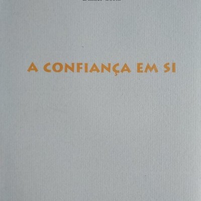 Capa de livro branco com texto e logótipo da editora