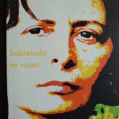 Capa de livro com retrato artístico de mulher e texto 'Sobretudo as vozes'