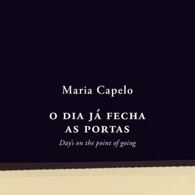 Capa de livro preta e bege com texto do título e autor