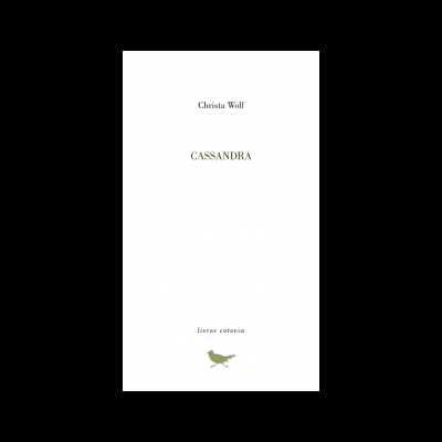 Capa branca do livro 'CASSANDRA' de Christa Wolf com logotipo de pássaro
