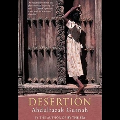 Capa de livro com pessoa frente a porta antiga de madeira decorada e texto do título