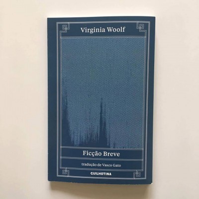 Livro de capa dura azul escuro com título e nome da editora