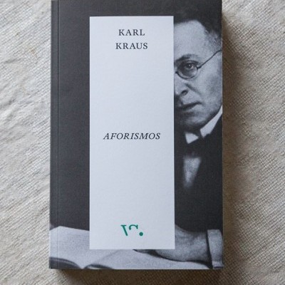 Livro 'Aforismos' de Karl Kraus com capa preta e branca e fotografia de homem