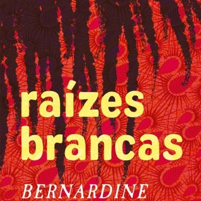 Capa de livro 'raízes brancas' de Bernardine Evaristo com fundo vermelho e padrões florais pretos