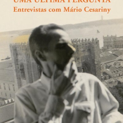Capa do livro 'UMA ÚLTIMA PERGUNTA' com foto em preto e branco de homem a fumar e edifícios ao fundo