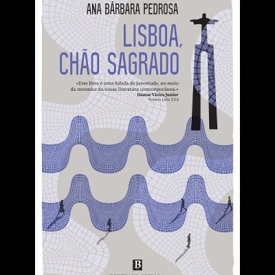 Capa de livro com padrão de calçada portuguesa azul e cinza, título e autora em letras grandes.