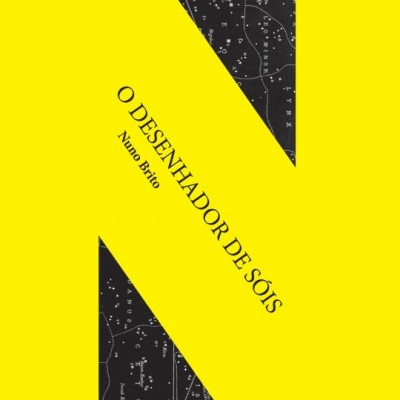 Capa de livro O DESENHADOR DE SÓIS de Nuno Brito amarela com padrão de constelações preto