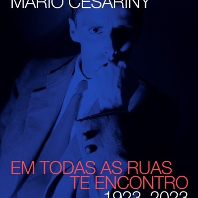 Capa de livro azul escuro com fotografia de homem e texto 'MÁRIO CESARINY EM TODAS AS RUAS TE ENCONTRO 1923_2023'