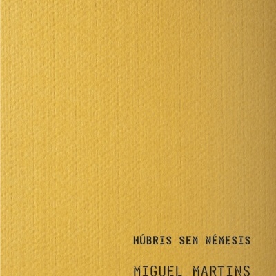Capa de livro amarela com texto preto no canto inferior direito