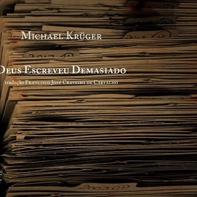 Capa de livro com papéis empilhados e texto do título e autor