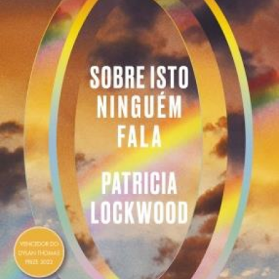 Capa do livro 'Sobre Isto Ninguém Fala' de Patricia Lockwood com um anel oval colorido sobre fundo de céu ao pôr do sol