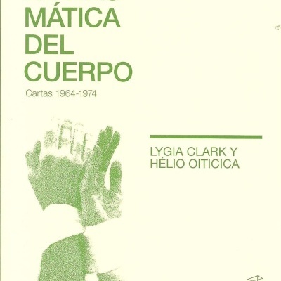 Capa de livro com texto verde e imagem de mãos enfaixadas
