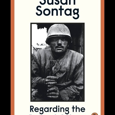 Capa do livro 'Regarding the Pain of Others' de Susan Sontag com foto a preto e branco de um soldado.