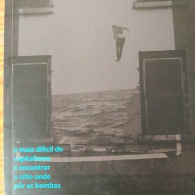 Capa de livro com texto em azul e branco, imagem de pessoa a saltar e mar ao fundo